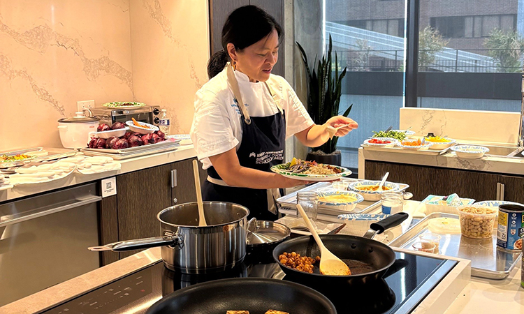 Dr. Shiue conducts a cooking demonstration during KPSOM’s culinary medicine elective.