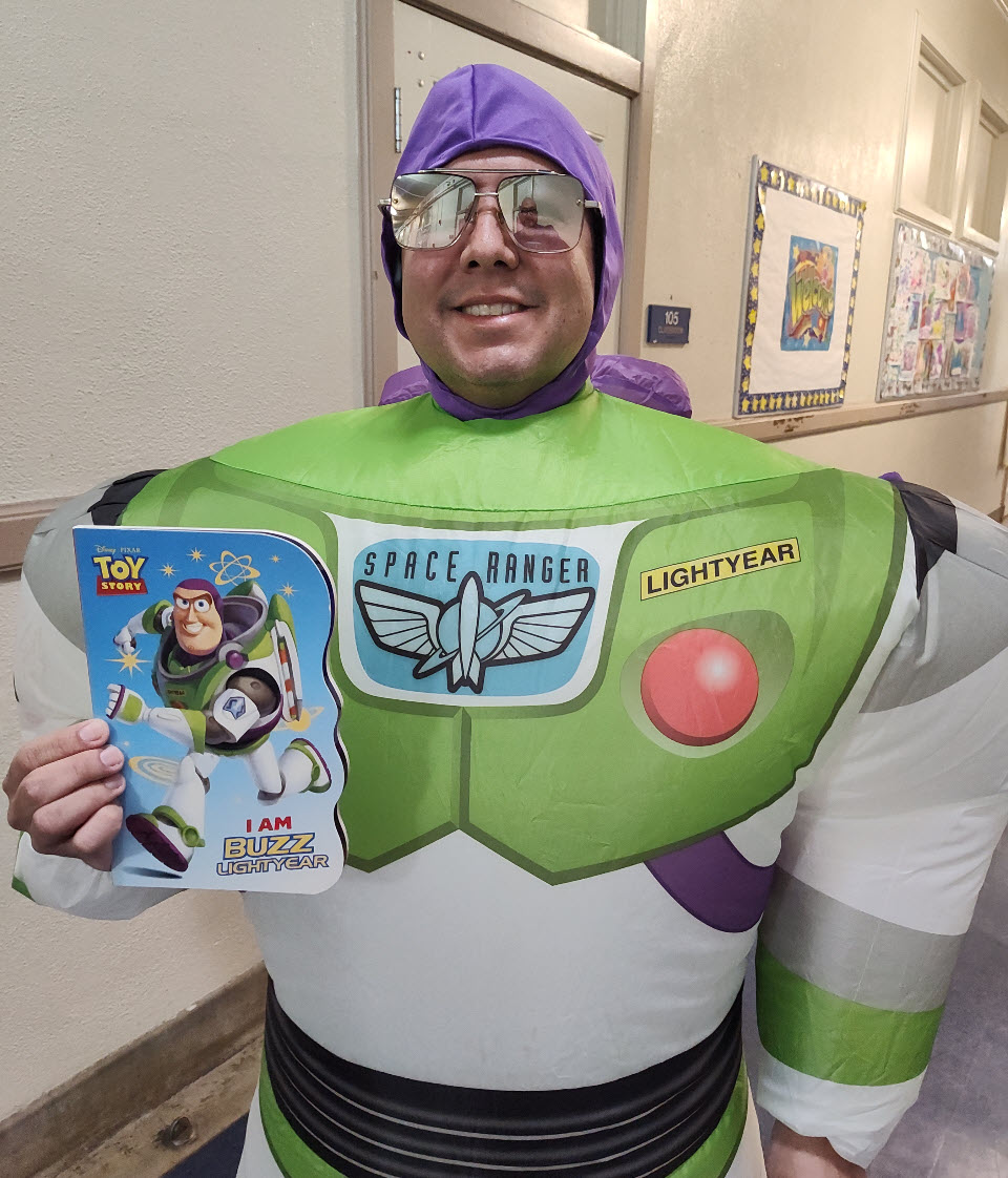 Alfonso Farjeat as Buzz Lightyear.